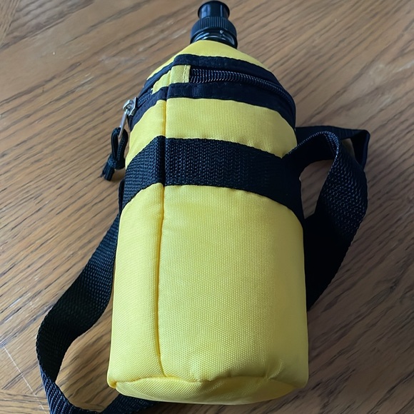 DISNEY MICKEY MOUSE 32 OZ PLASTIC SPORTS BOTTLE WITH INSULATED CARRIER NWT - Picture 3 of 5